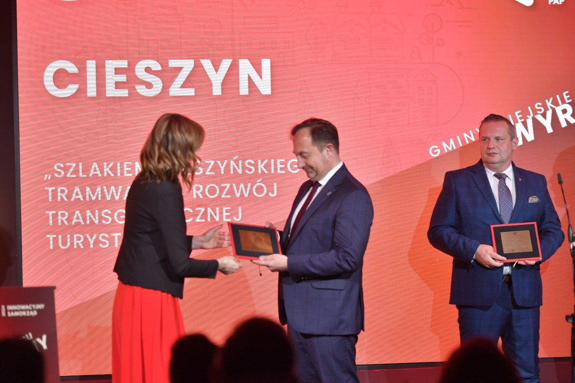 II Zastępca Burmistrza Miasta Cieszyna Przemysław Major odbiera wyróżnienie, fot. Stach Leszczyński